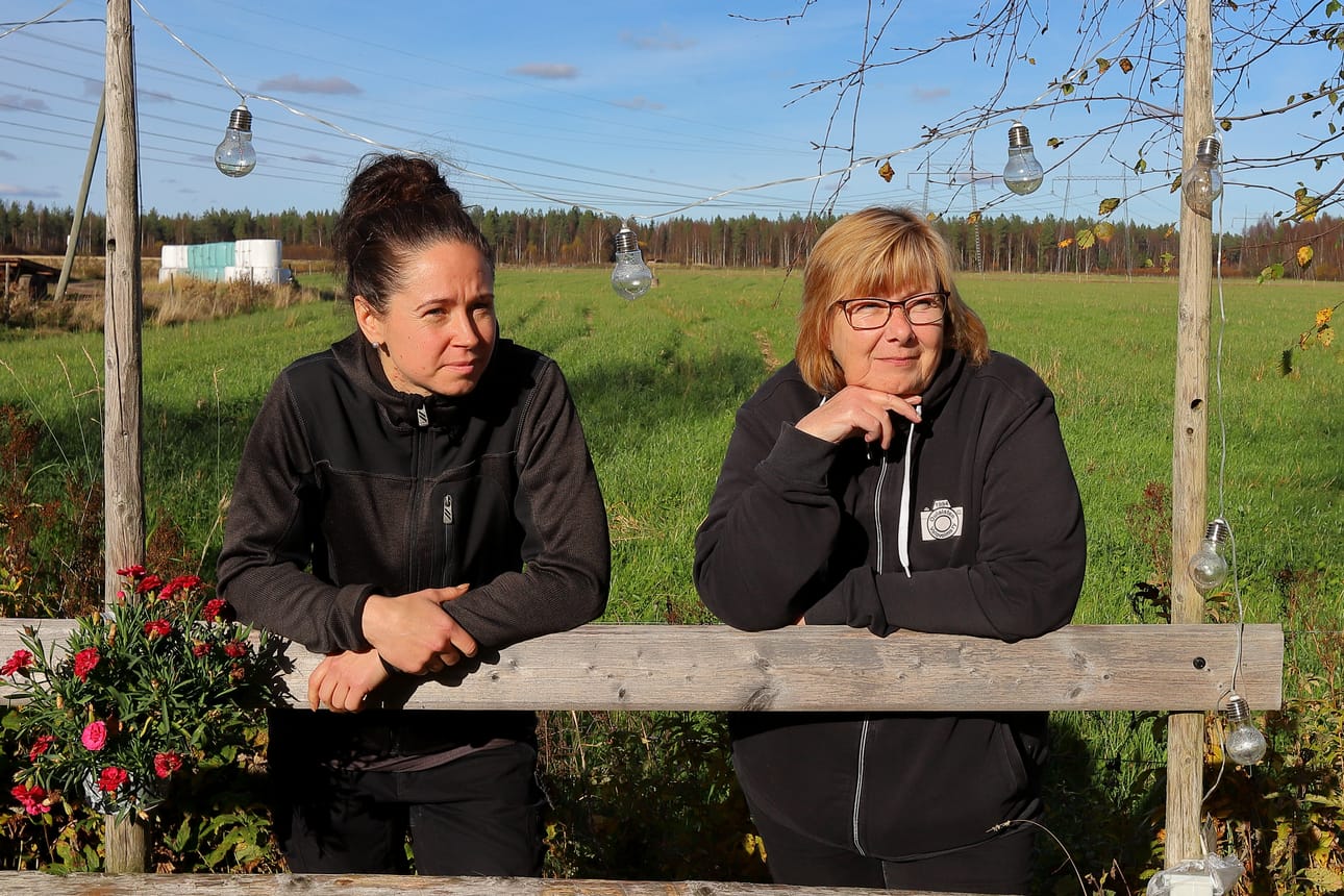 Tiina Törmikoski ja Päivi Kumpula hyväksyvät datakeskuksen Lumimetsään sillä ehdolla, että se sijoitetaan riittävän kauas asutuksesta, eikä se aiheuta mitään häiriötä. – Tietoa pitäisi saada huomattavasti enemmän siitä, millainen valmis laitos on. Ehkä asennoituminen olisi erilainen jos tietoa olisi saatu riittävästi etukäteen, sanoo Päivi Kumpula (oik.)
