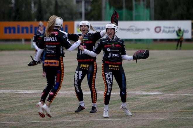 Seinäjoen Maila-Jussit juhli iloisesti ensimmäisen erän voittoa. KUVA: JAAKKO ELENIUS