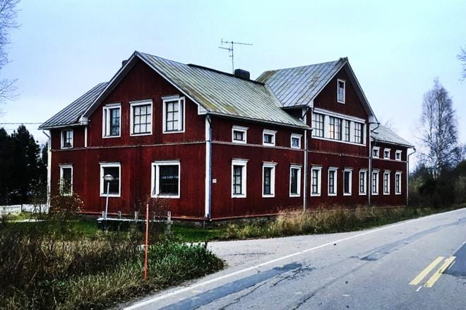 Tästä Kauhajoen ja Kurikan välisellä tiellä sijaitsevasta kiinteistöstä kurikkalaisystävykset vuokrasivat asunnon, joka toimi heidän tukikohtanaan. KUVA: LUKIJAN KUVA