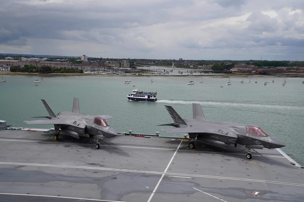 Brittien F-35B-hävittäjät lentävät harjoittelemaan Suomeen Norjan rannikon edustalla olevalta Queen Elizabeth -lentotukialukselta. Kuva vuodelta 2021. LEHTIKUVA/AFP