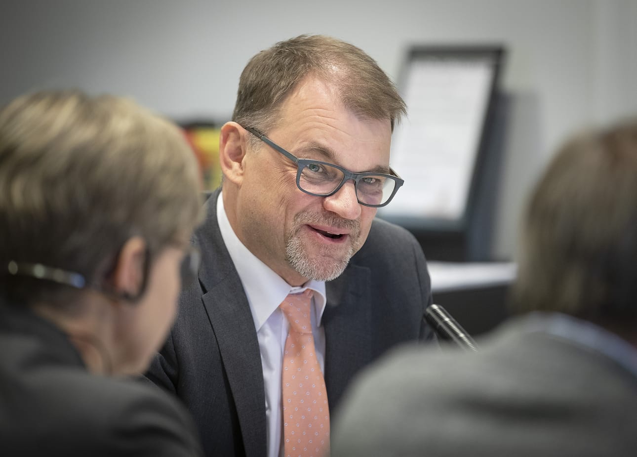 "Nyt on toimien ala, toimiala on aiheesta erityistarkkailussa", pääministeri Juha Sipilä (kesk.) kirjoitti.