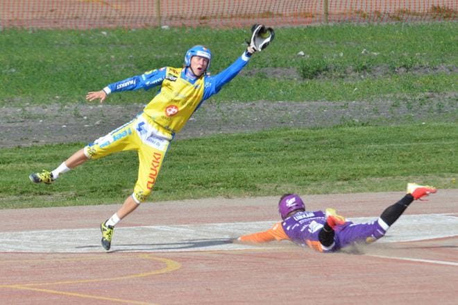 Antton Peltomäki ei aivan onnistunut poltamaan Sotkamon Mikko Lukkaria kolmospesälle. KUVA: MARKKU TURPELA