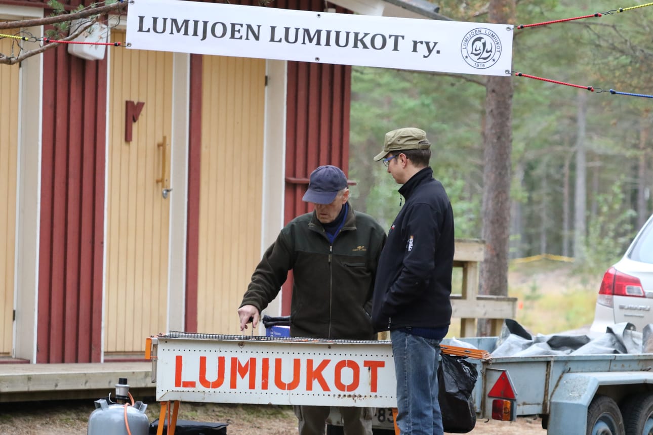 Lumijoen Lumiukkojen pisteeltä sai kisamakkaraa. Hienoa!