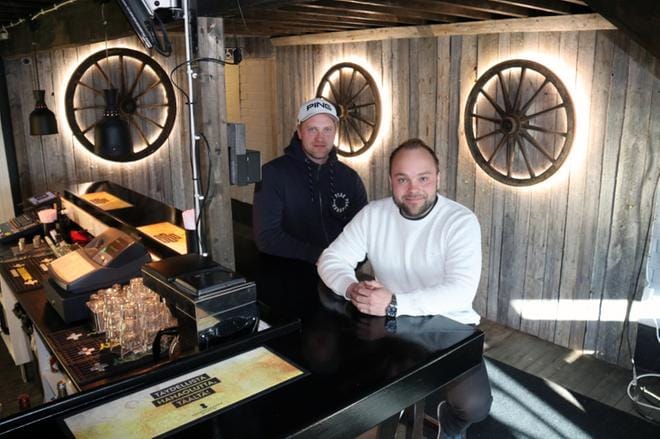 Mikko Kankaanpää ja Henry Fräntilä ovat ideoineet Paroniin maalaishenkisen sisustuksen. Vanhat pinnat ovat saaneet päälleen muun muassa ladonseinälautaa. KUVA: ANU NAHKALA