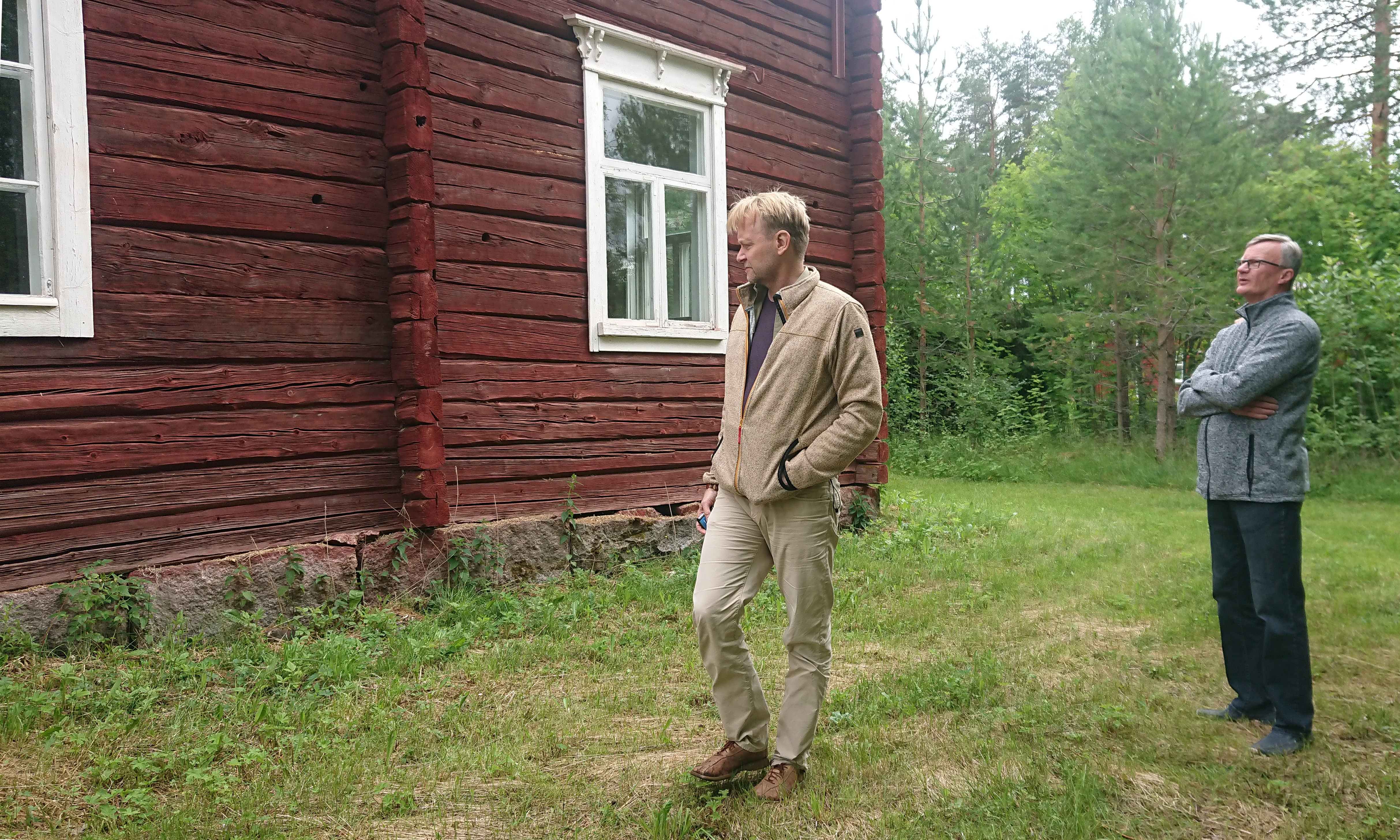 Kotiseutuliiton rakennustutkija, neuvonta-arkkitehti Lasse Majuri vieraili Piippolan nuorisoseuralla katsomassa, mihin vuosien varrella myönnetyt avustussummat on käytetty. Samalla pohdittiin tulevia remonttitarpeita ja sitä, miten talo saataisiin säilymään hyvässä kunnossa.