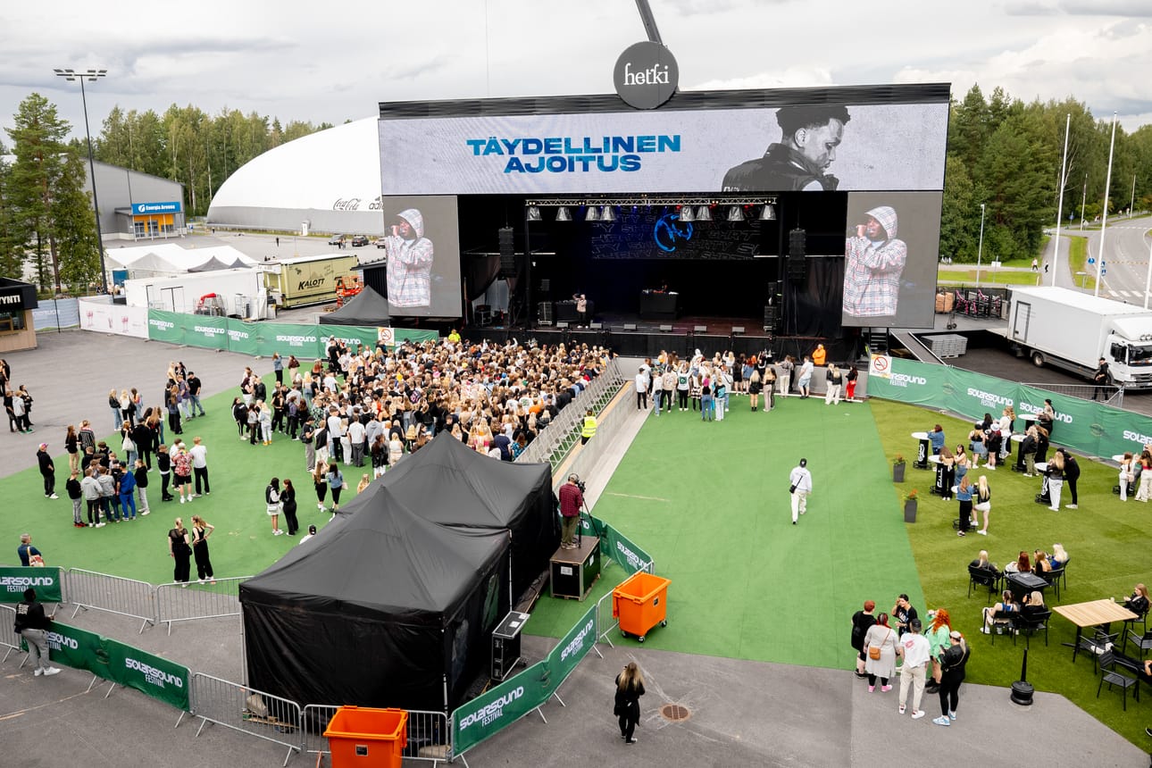 Festivaalin avanneen SHRTn keikalle oli saapunut iltapäivä kahden aikaan ikärajattoman puolen lavan edustan täyttävä määrä festarivieraita.