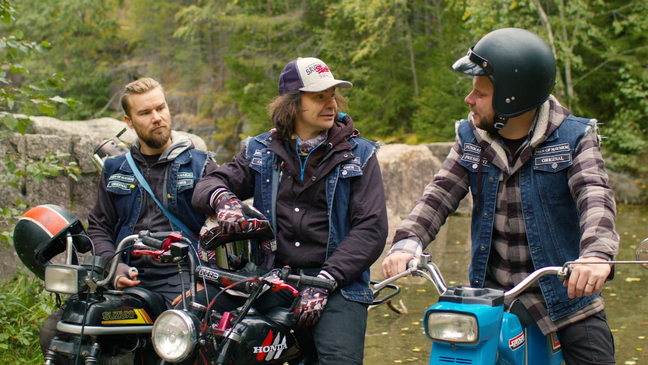 Liima (Janne Kaperi), Räkä (Kai Rinkinen) ja Kullervo (Sami Kemell) ovat MC Helper -mopojengin pääjehut.