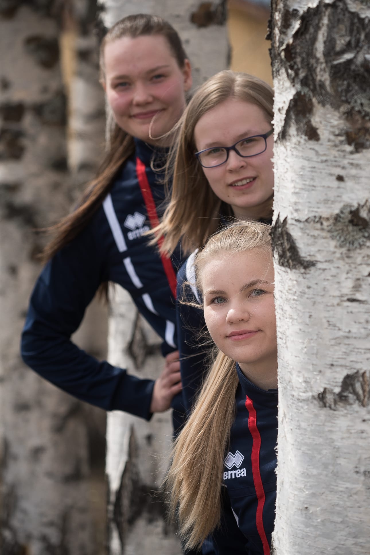 Anni Karjalainen (ylimpänä), Minna Leinonen ja Petra Tauriainen kurkistavat kohti tulevaisuuden liigaympyröitä.