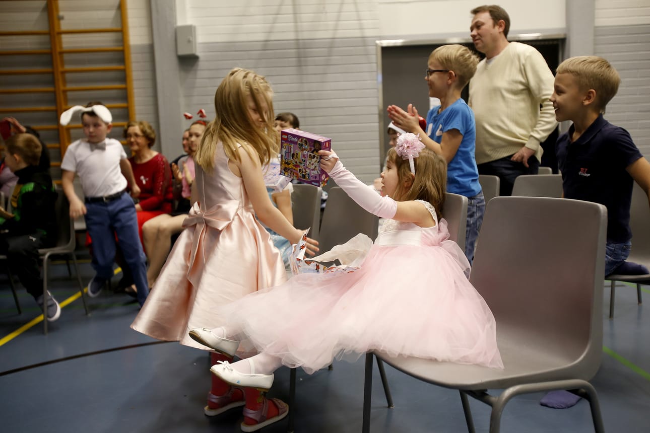 Prinsessamekkoihin ja muihin karnevaaliasuihin pukeutuneet lapset nauttivat silminnähden juhlasta.