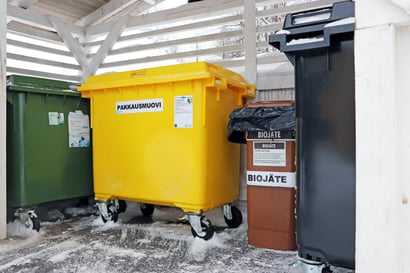 Pakkanen haittaa jätekuljetuksia muun muassa Pyhäjoella – Vestia: Jätteet jäätyvät kiinni astioihin