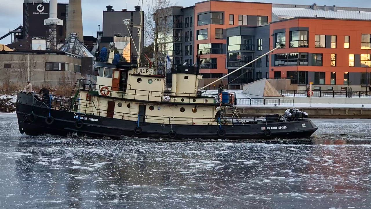 Oulu Toppilan Salmi. Hinaaja Alpo jään murto hommissa. 18.11.2023.