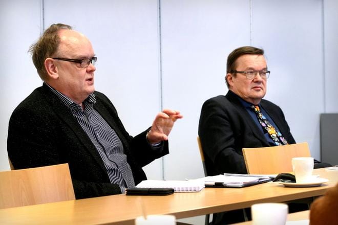 Etelä-Pohjanmaan korkeakouluyhteisö hakee kilpailulla ideoita maakunnan elinvoiman ja kilpailukyvyn parantamiseen. Tutkimusjohtaja Juha Alarinta ja rehtori Tapio Varmola esittelivät maaliskuun ajan kestävää ideakilpailua maanantaina. KUVA: JOUKO HÄNNINEN