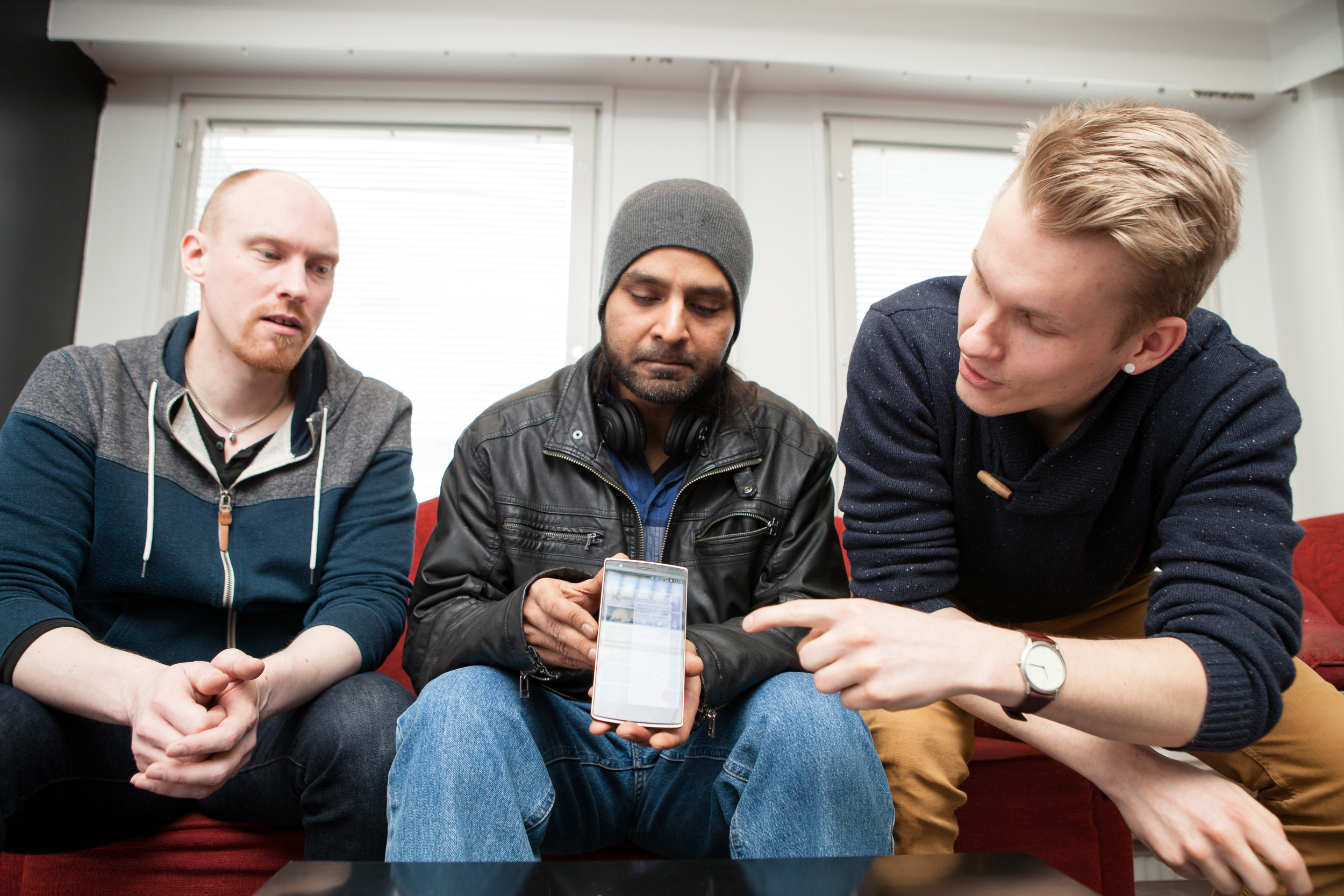 Technovaten Teemu Kyllönen (vas.), Ali Syed Mansoor ja Tommi Pekkala esittelevät Caml-sovellustaan. Ruokakuriiriksi voi ilmoittautua kuka tahansa.