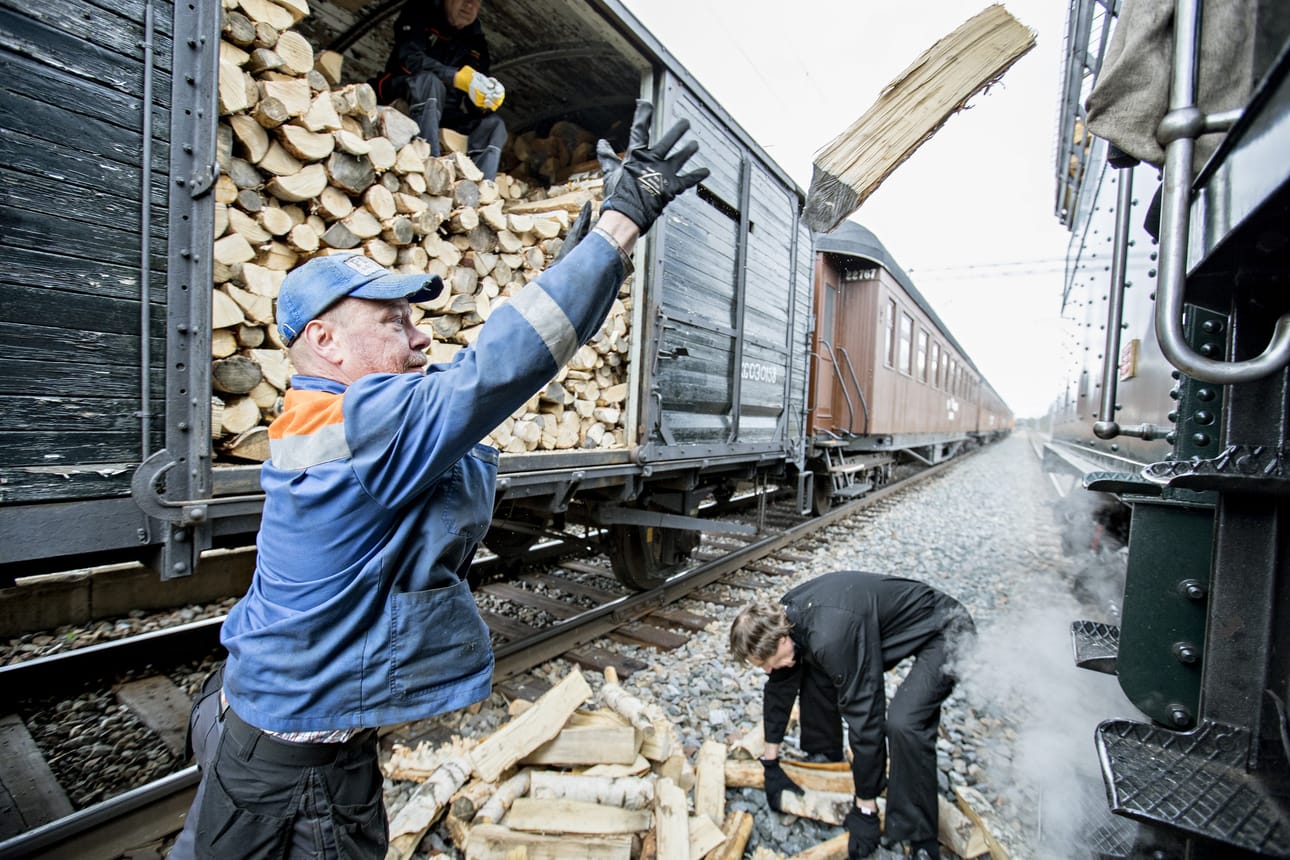 Halkoja varten junan mukana kulkee halkovaunu.