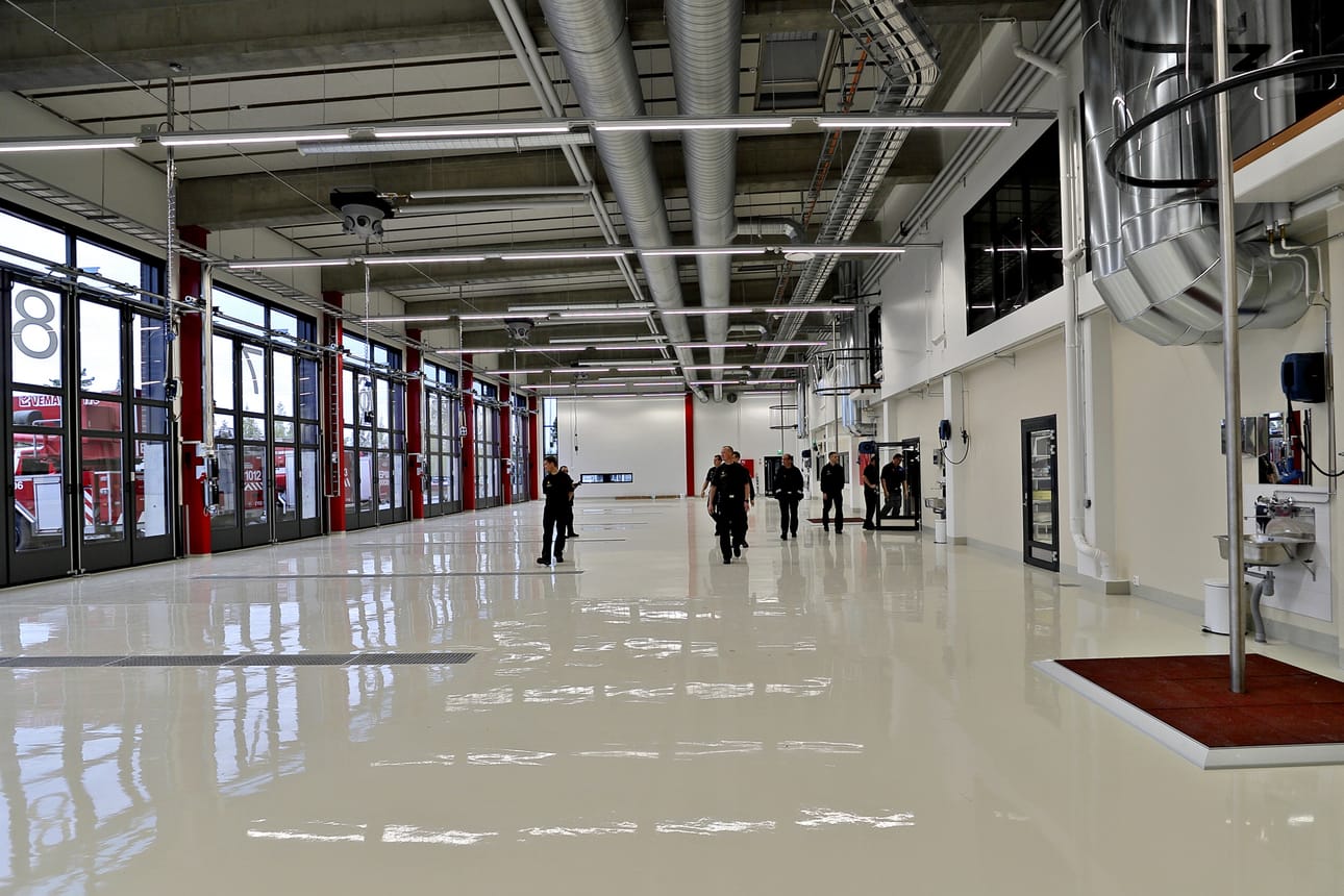 Seinäjoen uuden paloaseman avara halli hohtaa uutuuttaan liukutankoineen, toteaa kuvateksti syyskuulta 2017. Arkistokuva: Heikki Hakanen