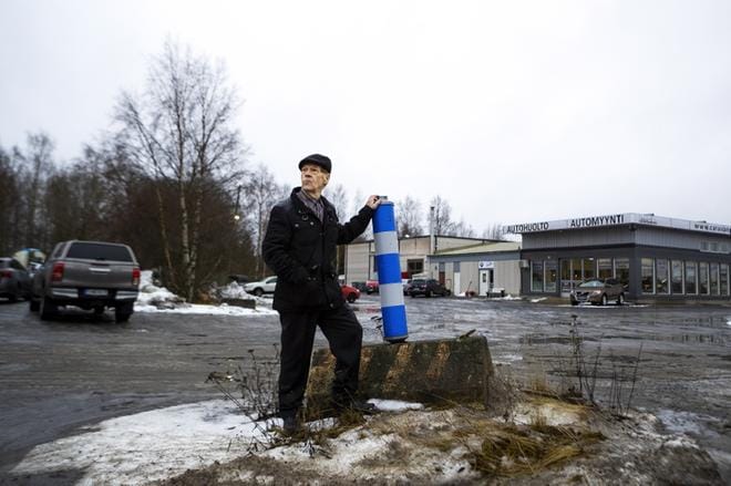 Yksityisyrittäjä Lalli Luhtala ei ymmärrä, miksi vaaralliselle ja liikennesumpun aiheuttavalle Hulmin tieliittymälle ei tehdä mitään. KUVA: JARNO PELLINEN