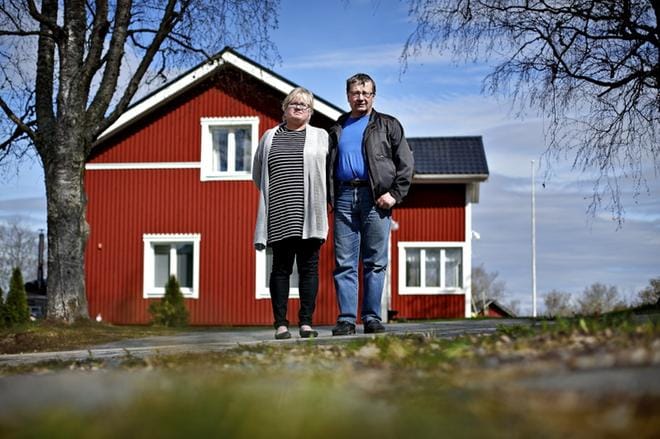 Päivi ja Eero Rainaa ovat kiitollisia siitä, ettei kukaan ihminen loukkaantunut vuoden 2010 tulipalossa. Koti rakennettiin samalla paikalla vielä saman vuoden aikana. KUVAT: TOMI KOSONEN