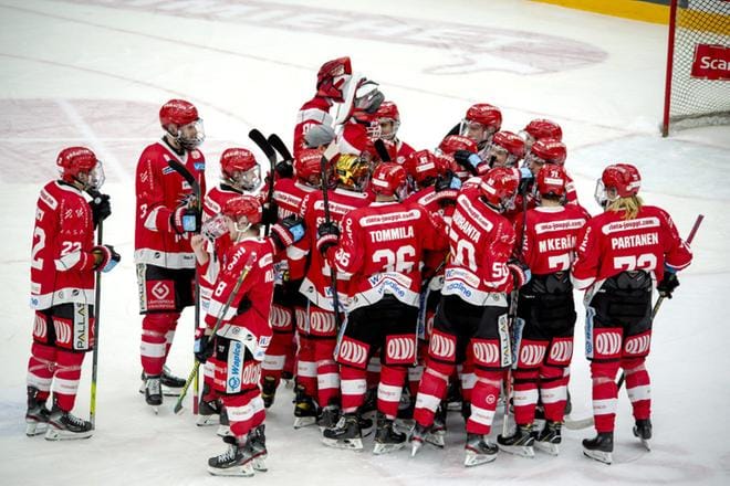 Sportin pelaajat juhlivat voittolaukauksilla ratkennutta voittoaan viime lauantaina Vaasassa. Silloin kukistui HPK. Samaa tuuletusta joukkue pääsi jatkamaan tiistaina Kuopiossa KalPaa vastaan. Kuva: Kalle Lydman / Lehtikuva