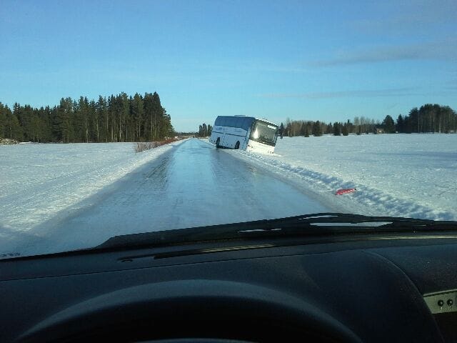 Limingassa luisui bussi ojaan Lännentiellä tiistaina.