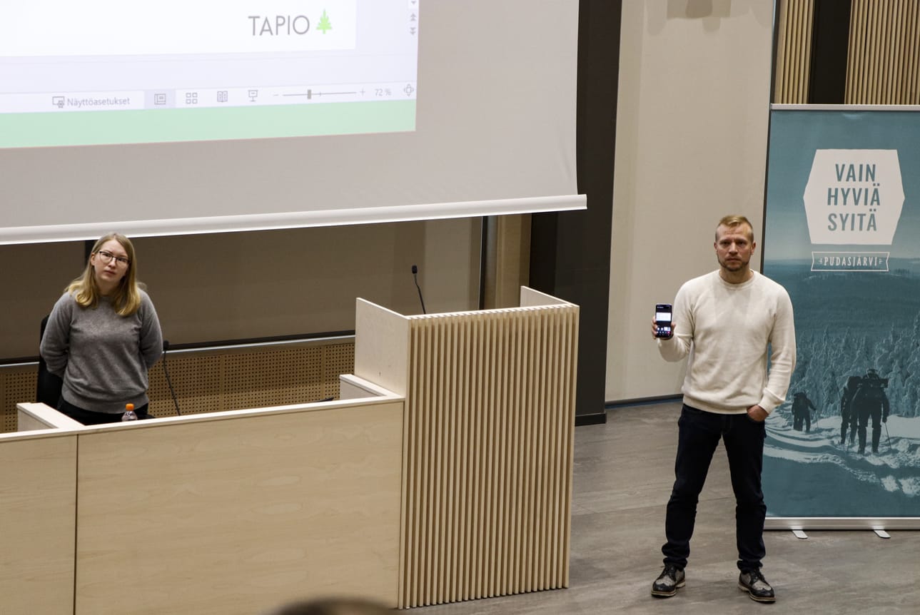 Tapio Oy:n tarja Anttila ja Mikropoiliksen Lauri Rantala kertoivat soiden ennallistamisella pystyttävän palauttamaan soiden luontainen vesijärjestelmä.