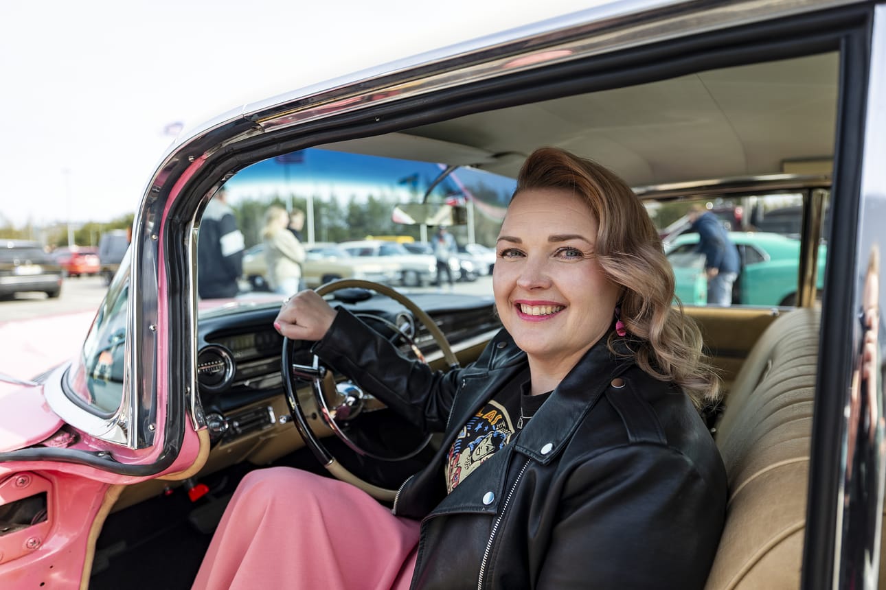 Henna Åman kiinnostui autoista jo lapsena. Yli 20 vuotta sitten ostettu Cadillac on hänen silmäteränsä.