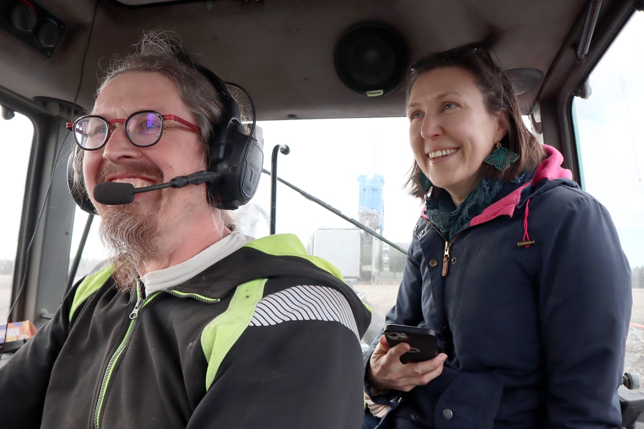 Myös traktorissa voi olla tunnelmaa. Ilmajokelainen Marko Iso-Tuisku esitteli lietteen levitystä pellolle hieman harvinaisemmalla tekniikalla, jossa on etunsa. Vieressä päätoimittaja Leena Nyysti.