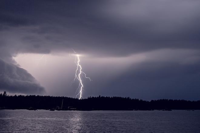 Sunnuntai-iltana Karjanmaa otti valokuvan salamasta, joka iskee Vaasan Öjenin alueelle. KUVA: PEKKA KARJANMAA