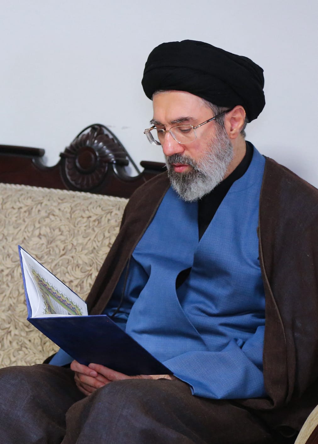 Mojtaba Khameneita on povattu Iranin johtoon isänsä jälkeen.