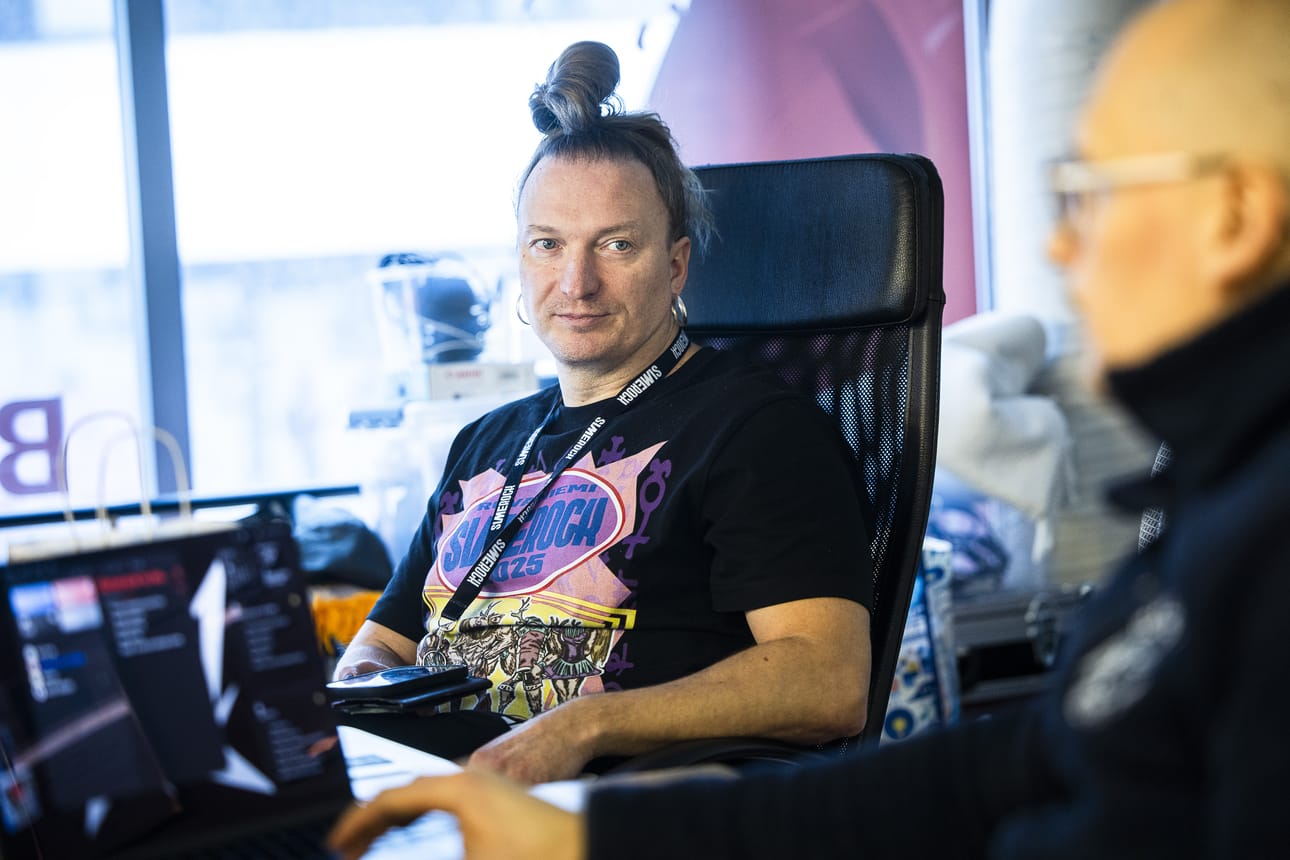 Samuli ''Sime'' Yliaskan mukaan Simerockin esiintyjät määräytyvät vuosittaisen kansallisen suosion perusteella. Festivaalin aikataulua suunnitellessaan hän pyrkii siihen, ettei tapahtuman kahdella lavalla esiinny samanaikaisesti hyvin samankaltaisia artisteja.