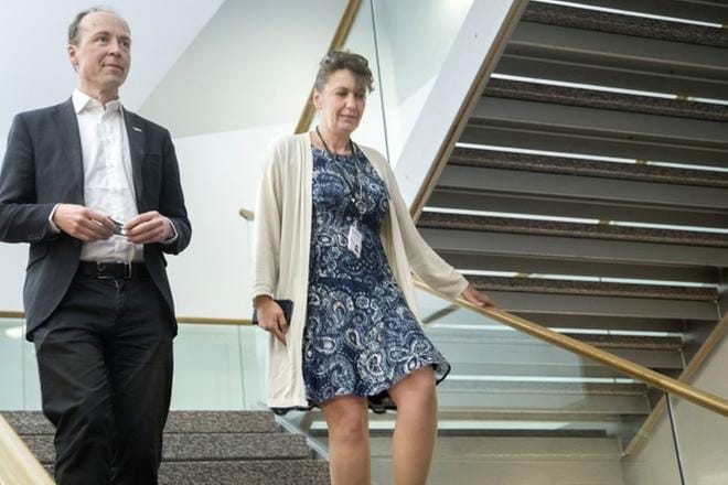 Perussuomalaisten puoluesihteeri Riikka Slunga-Poutsalo (oik.) oli maanantain mediatilaisuudessa julkaisemassa puolueen maahanmuuttotutkimusta. Vieressä oli puheenjohtaja Jussi Halla-aho. Arkistokuva. KUVA: Mauri Ratilainen / Arkisto