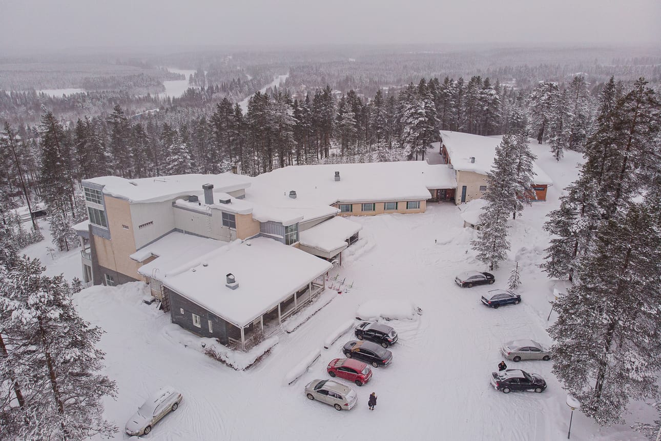 Taivalvaaran hotellikiinteistö kuvattuna helmikuussa 2023, jolloin siinä toimi Hotelli Herkko.