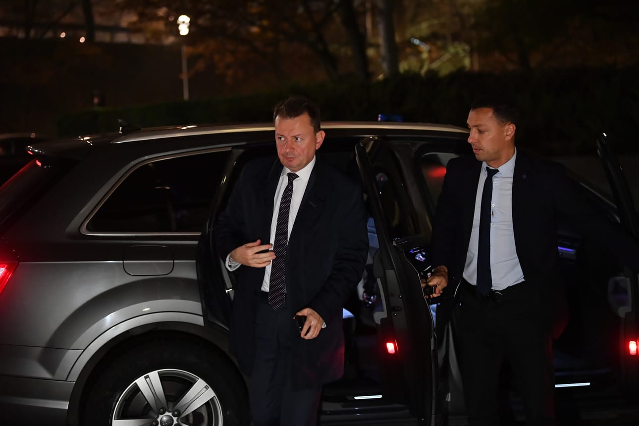 Puolan puolustusmnisteri Mariusz Blaszczak (vasemmalla) saapui Puolan pääministerin koolle kutsumaan hätäkokoukseen.