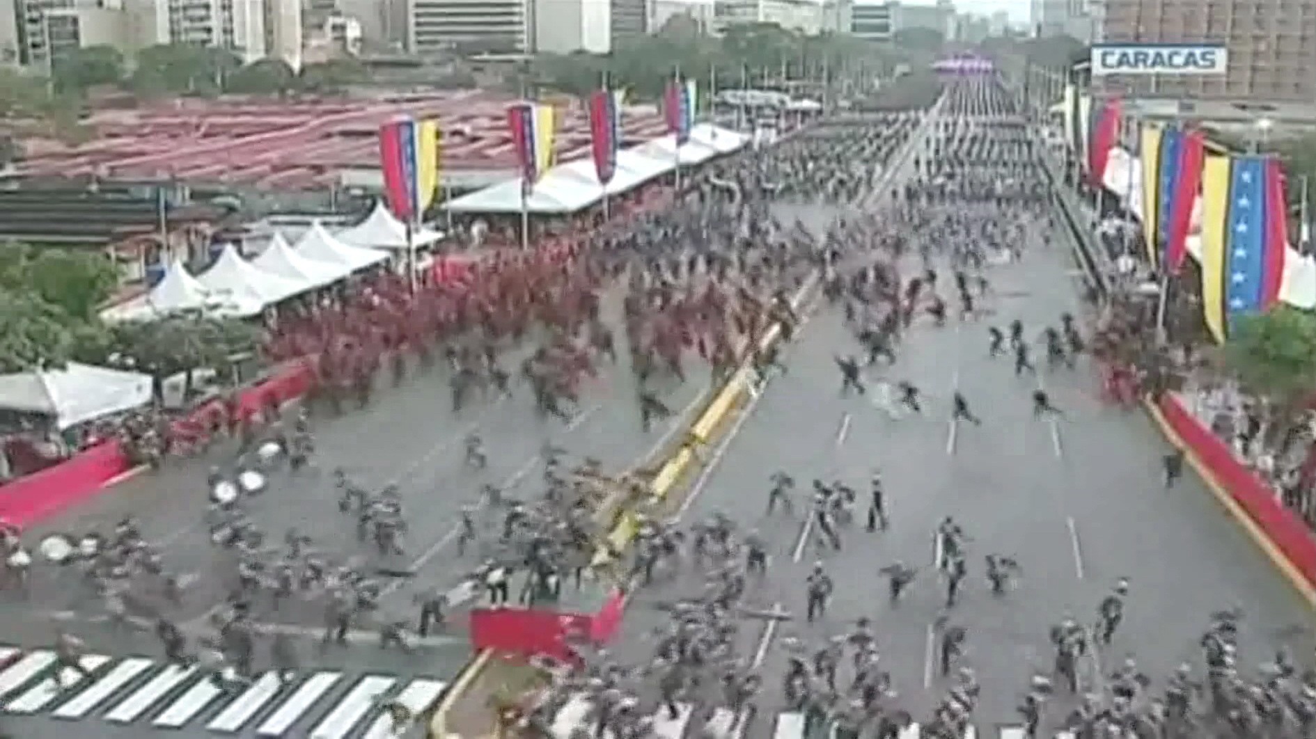 Venezolana de Television -kanavan taltioinnista näkyy, miten sotilaat hajaantuivat muodostelmistaan kesken armeijan juhlamenojen Caracasissa. Sadat sotilaat lähtivät juoksemaan, kun oli annettu evakuointikäsky "lennokkia muistuttavien laitteiden" uhattua räjähteillä presidentti Nicolás Maduroa.