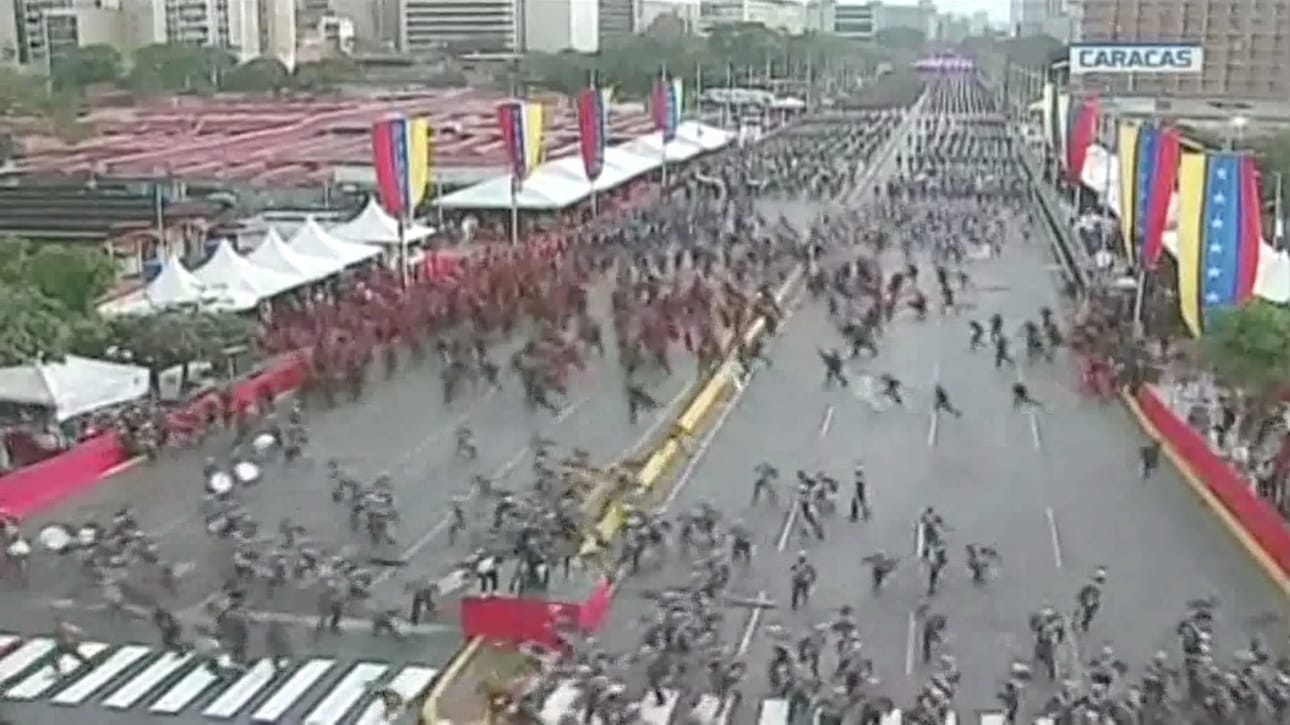 Venezolana de Television -kanavan taltioinnista näkyy, miten sotilaat hajaantuivat muodostelmistaan kesken armeijan juhlamenojen Caracasissa. Sadat sotilaat lähtivät juoksemaan, kun oli annettu evakuointikäsky "lennokkia muistuttavien laitteiden" uhattua räjähteillä presidentti Nicolás Maduroa.