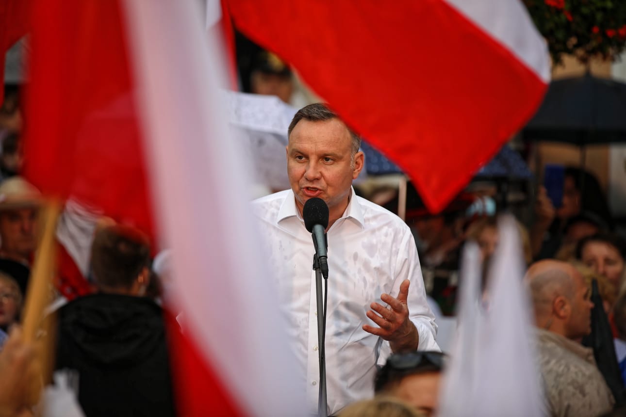Puolan istuva presidentti Andrzej Duda (kuvassa) kampanjoi jatkokautensa puolesta. Dudan taustalla oleva Puolan valtaapitävä PiS-puolue tekee rajua lokakampanjaa Dudan vastaehdokasta, liberaalia Rafał Trzaskowskia vastaan, joka on keskustaoikeistolaisen Civic Platform -puolueen edustaja.