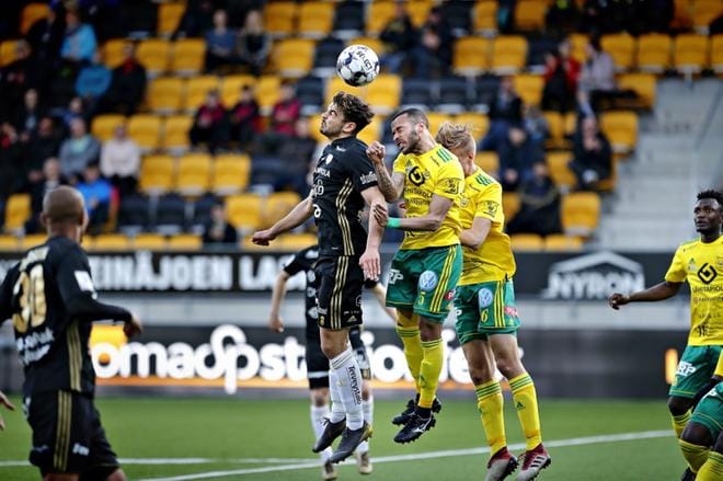 SJK:n Sergei Eremenko vie pääpallon Ilveksen Jairilta. KUVAT: TOMI KOSONEN