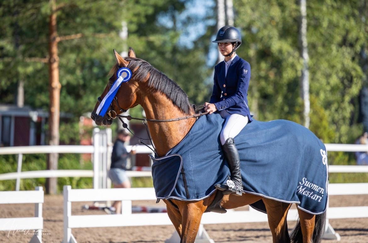 Ensimmäistä vuotta junioreissa ratsastava mankilankyläläinen Nita Tolonen voitti Ypäjällä junioreiden esteratsastuksen SM-kultaa ratsullaan Keep Going.