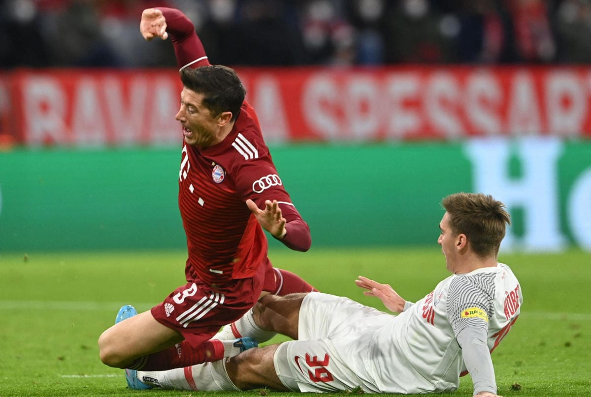 Bayernin hyökkääjä, maalitykki Robert Lewandowski (vas.) kaatuu Salzburgin puolustajan Maximilian Wöberin taklatessa. Lehtikuva/AFP
