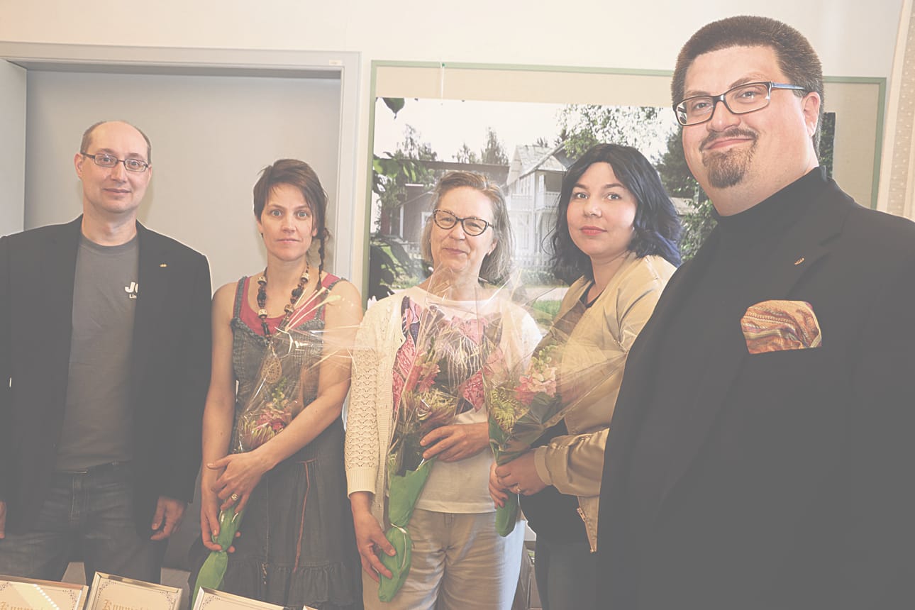 Palkitsijat ja palkittavat eli Marko Malkamäki (vasemmalla), Marjo Lehtola, Leila Pietola, Krista Isokoski ja Teemu Haapala.