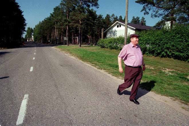 Kirjailija Arto Paasilinna kävelee Lestijärven pääkadulla vuonna 1996. Arkistokuva: Jukka Lehojärvi