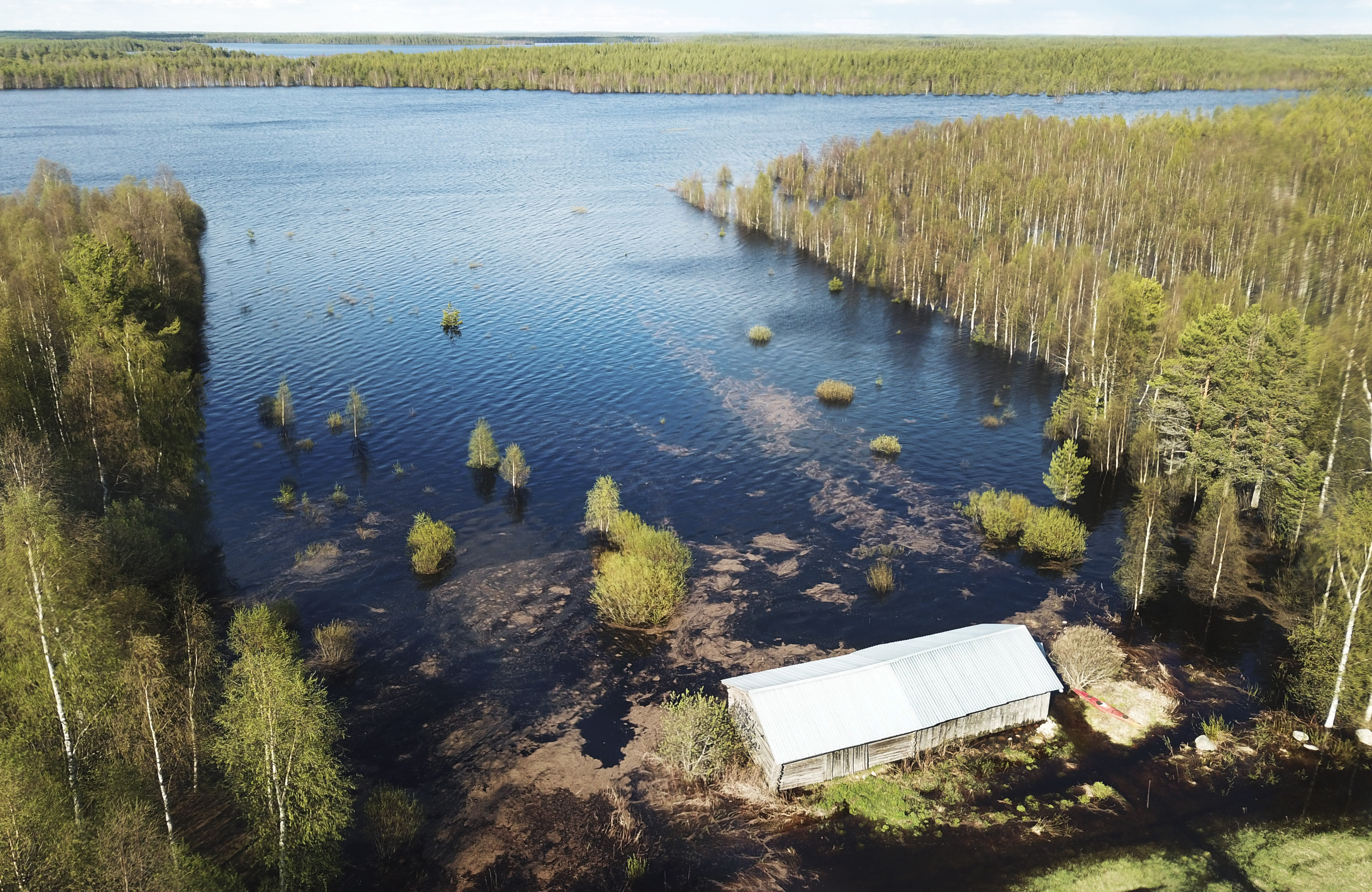 Taipaleenharjussa vesi Iijoen vesistön vesi nousi pellolle ja saartoi ladon. Kuva otettu torstaina.