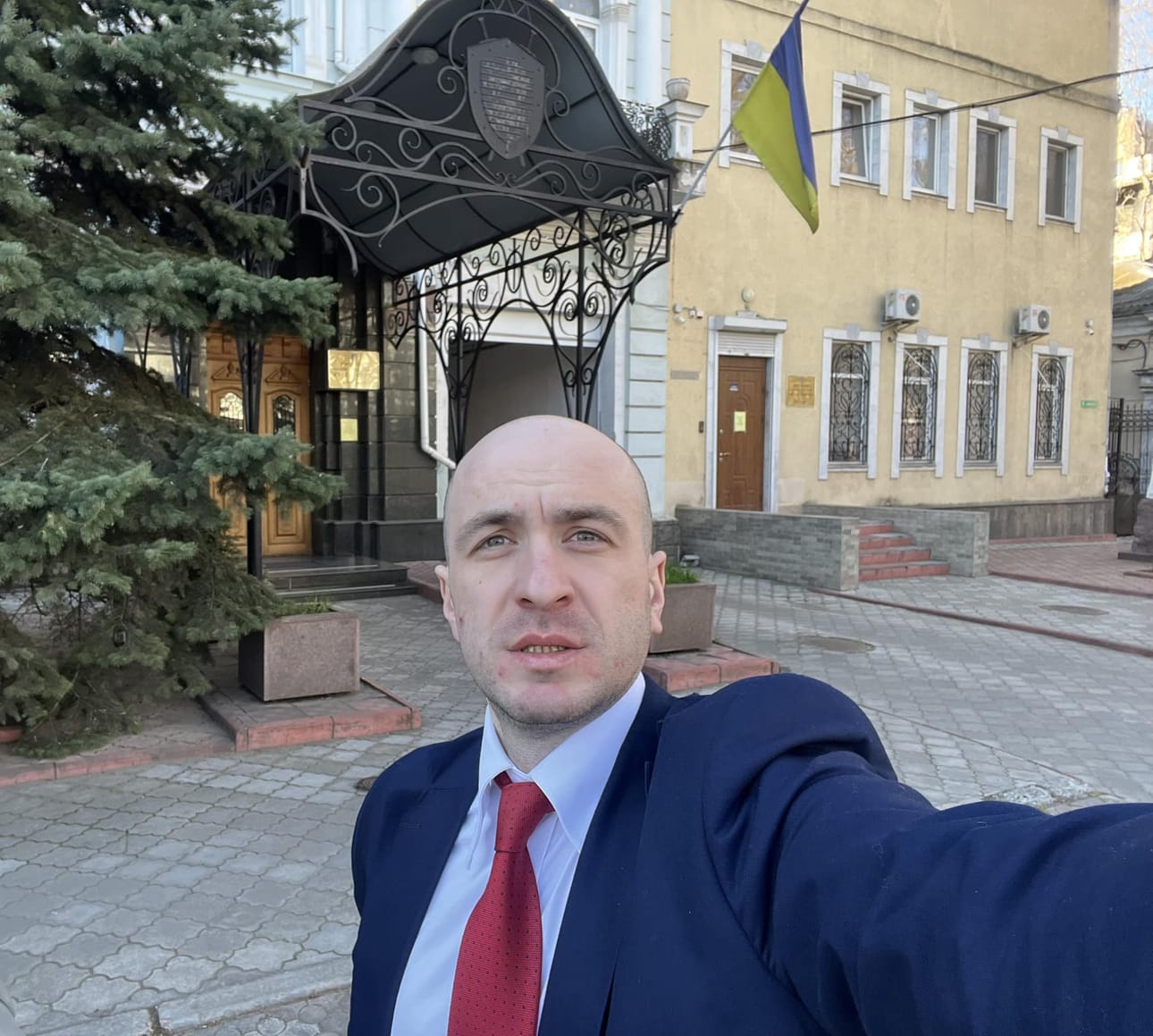 Asianajaja Jurij Bilous haastattelee Venäjän Ukrainan alueella tekemien sotarikosten todistajia ja taltioi heidän lausuntojaan. Aineistonsa Bilous antaa Ukrainan pääsyyttäjänviraston ja Haagin kansainvälisen rikostuomioistuimen oikeusjutuissa käytettäväksi.