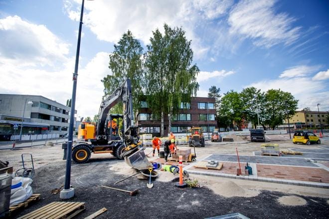 Asematien ja Keskuspuistikon risteykseen tulee liikenneympyrä. Lisäksi asfaltti muutetaan katukivetykseksi. KUVAT: JAAKKO ELENIUS