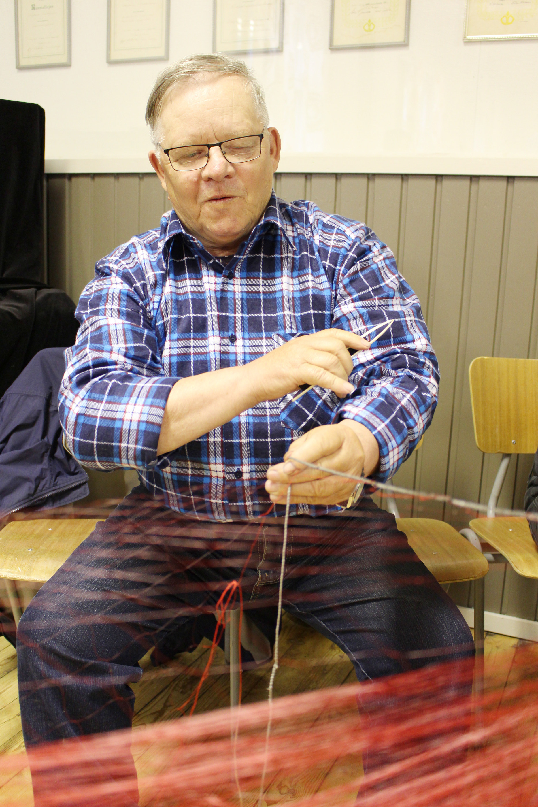 Ja näin pauloitetaan verkko, näyttää Aarne Eskola.