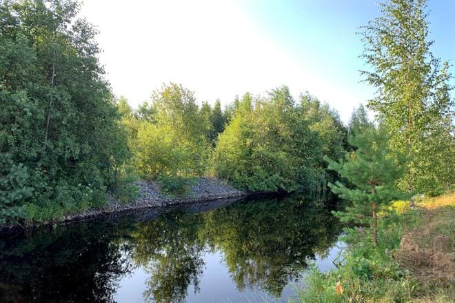 Siltaa tekosaareen ei ole, joten yli pääsee vain veneellä tai uimalla. Kuva: Vilja Vainio