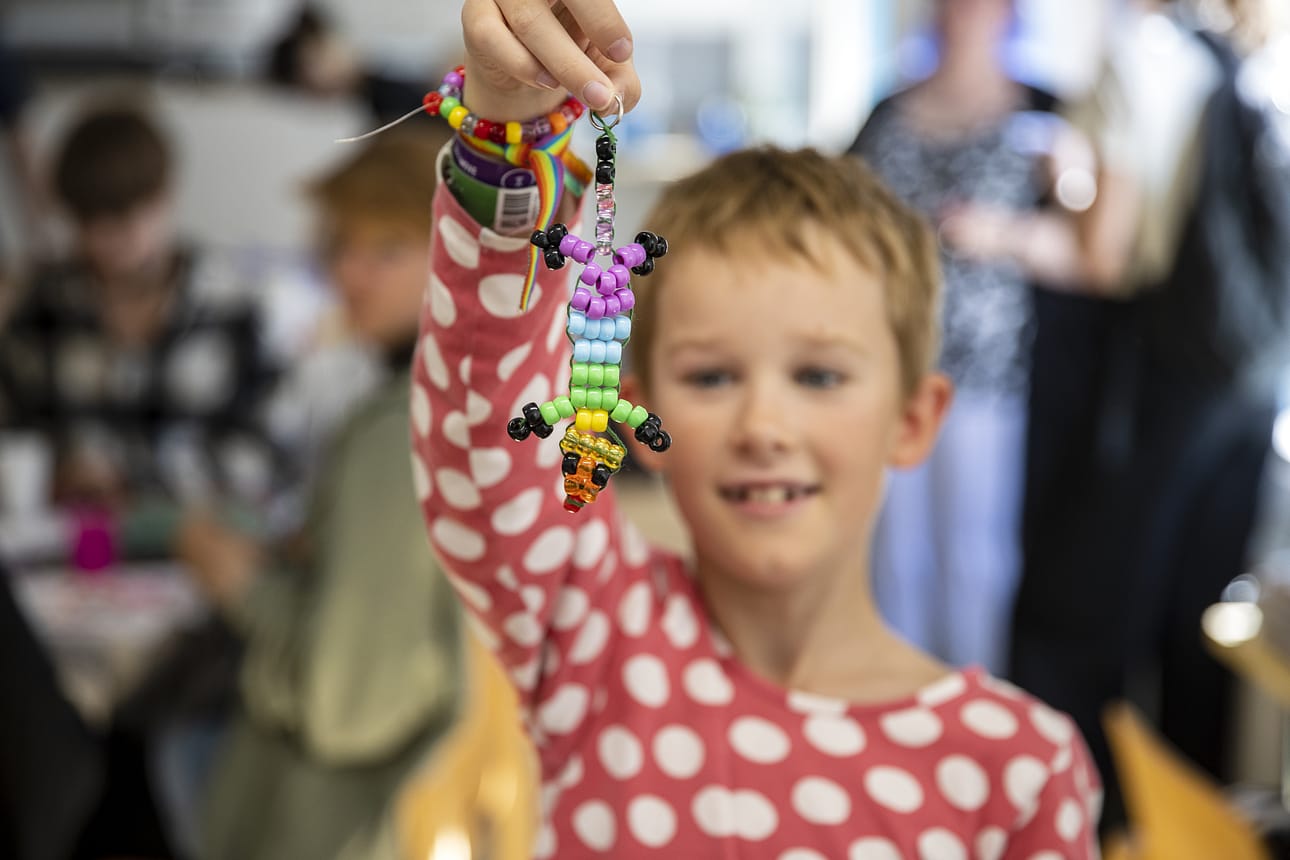 Albin taiteili helmityöpajassa värikkään liskon.