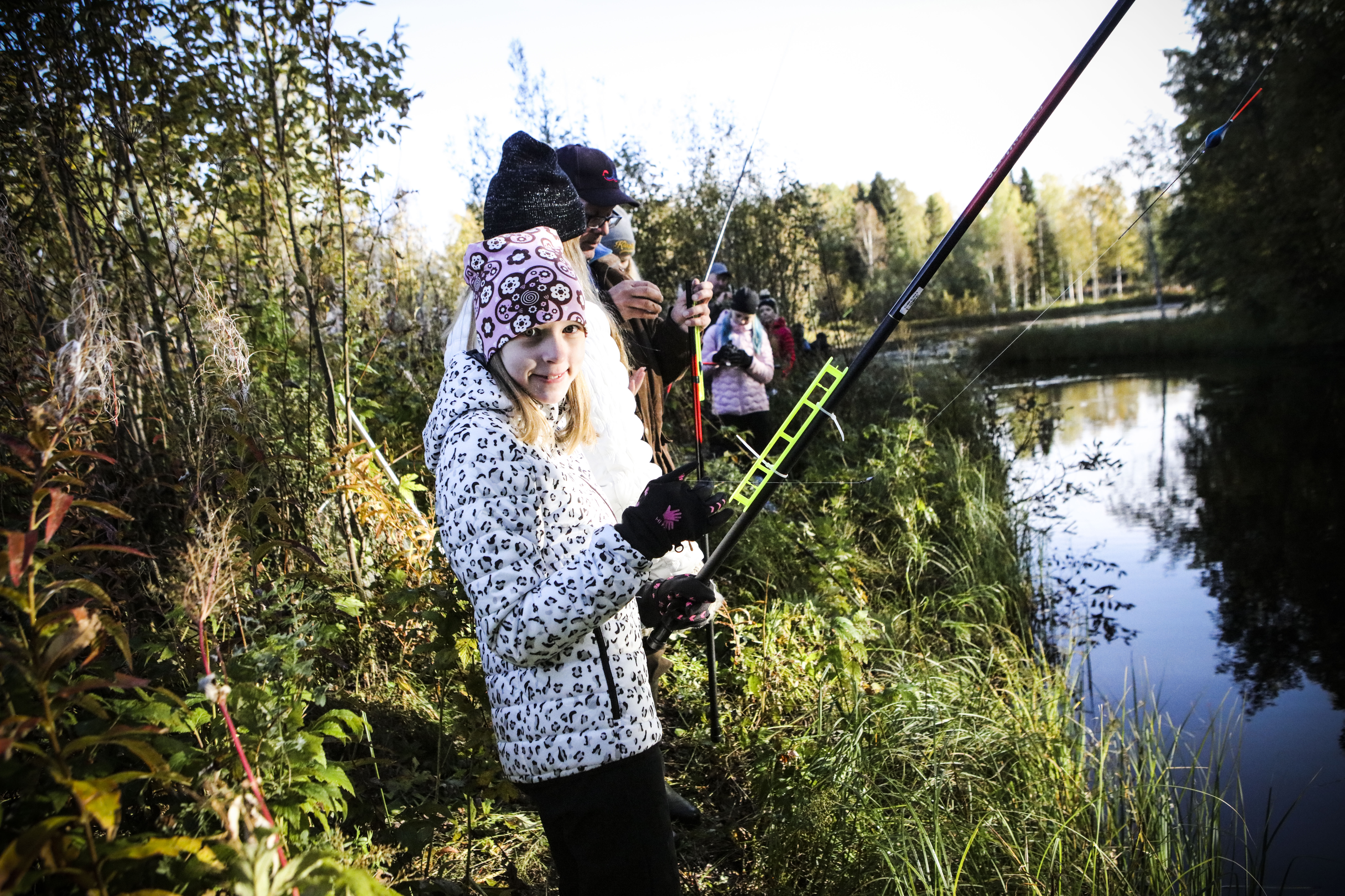 Lassilan koulun vieressä on hyvät onkimismahdollisuudet. Emmi Keränen vavan varressa.