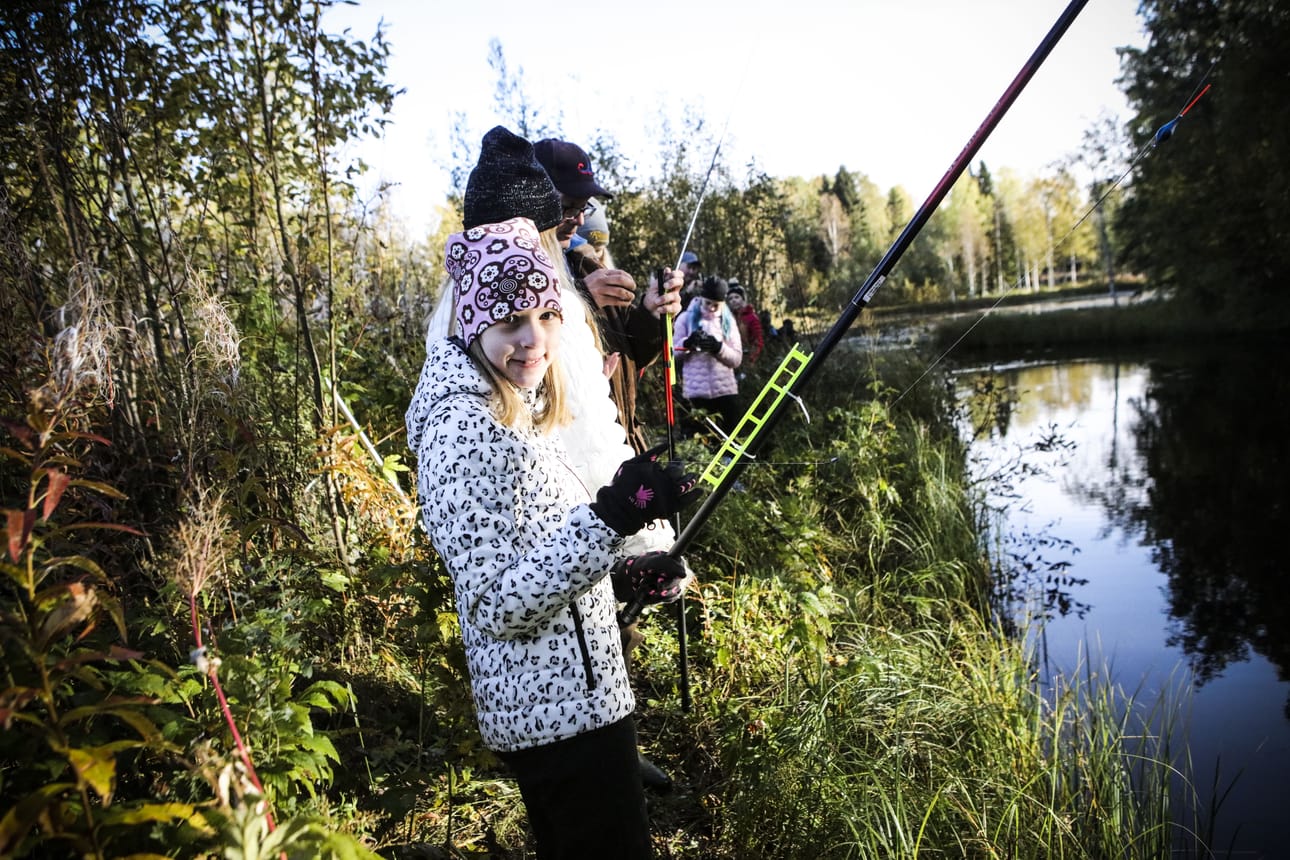 Lassilan koulun vieressä on hyvät onkimismahdollisuudet. Emmi Keränen vavan varressa.