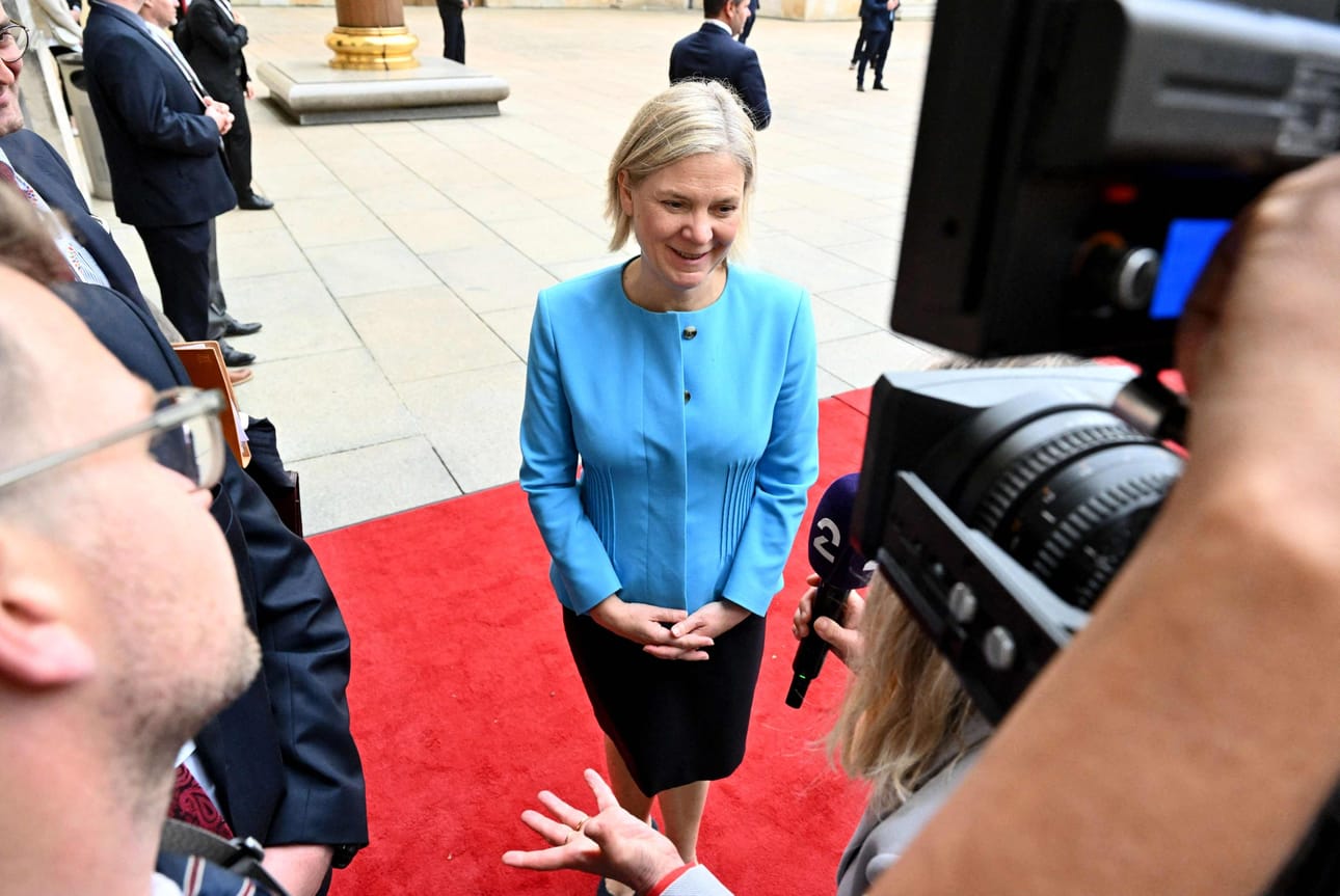 Magdalena Anderssonin mielestä Ruotsin asevoimat voisi myös auttaa poliisia, samoin kuten se teki koronapandemiankin aikaan. Andersson kuvattiin lokakuussa 2022. LEHTIKUVA/AFP