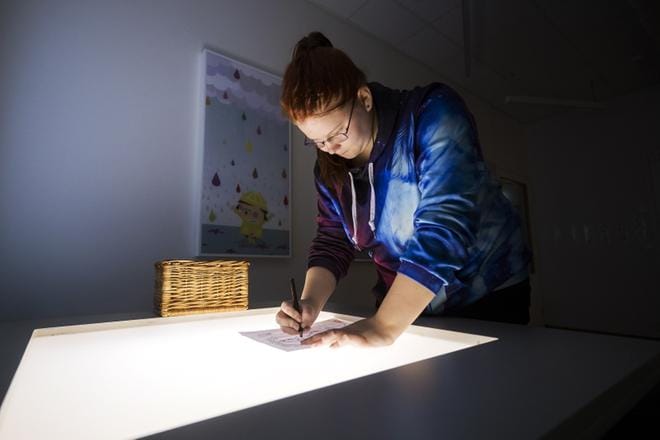 Noora Lindén oli kesätyössä Purolan päiväkodissa yhden kuukauden. Hän piti kaikenlaisesta touhuamisesta lasten kanssa, mutta etenkin piirtämisestä ja askartelusta, jotka ovat hänen vahvuuksiaan. – Voimani ja lahjani ovat käsissä, opin eniten tekemällä käsilläni, hän tuumii. KUVAT: JARNO PELLINEN